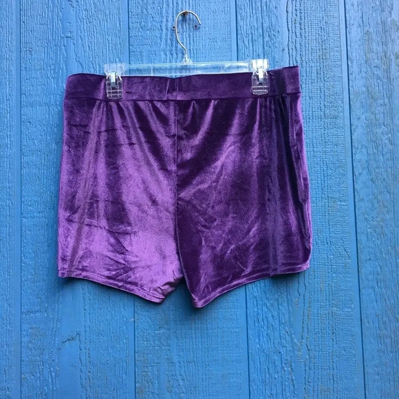 Torrid Women’s Plus Size 1X High Waisted Purple Velvet Shorts - Picture 5 of 7